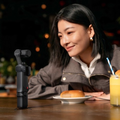 Videocamera 8K con gimbal, doppio obiettivo Leica, zoom fino a 12x, touchscreen OLED rimovibile da 2" e stabilizzazione a 3 assi.