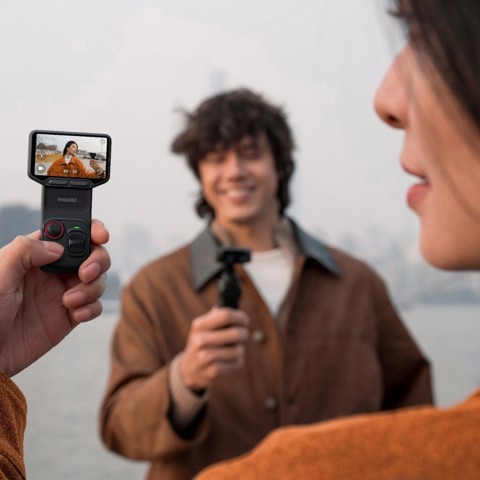 Videocamera 8K con gimbal, doppio obiettivo Leica, zoom fino a 12x, touchscreen OLED rimovibile da 2" e stabilizzazione a 3 assi.