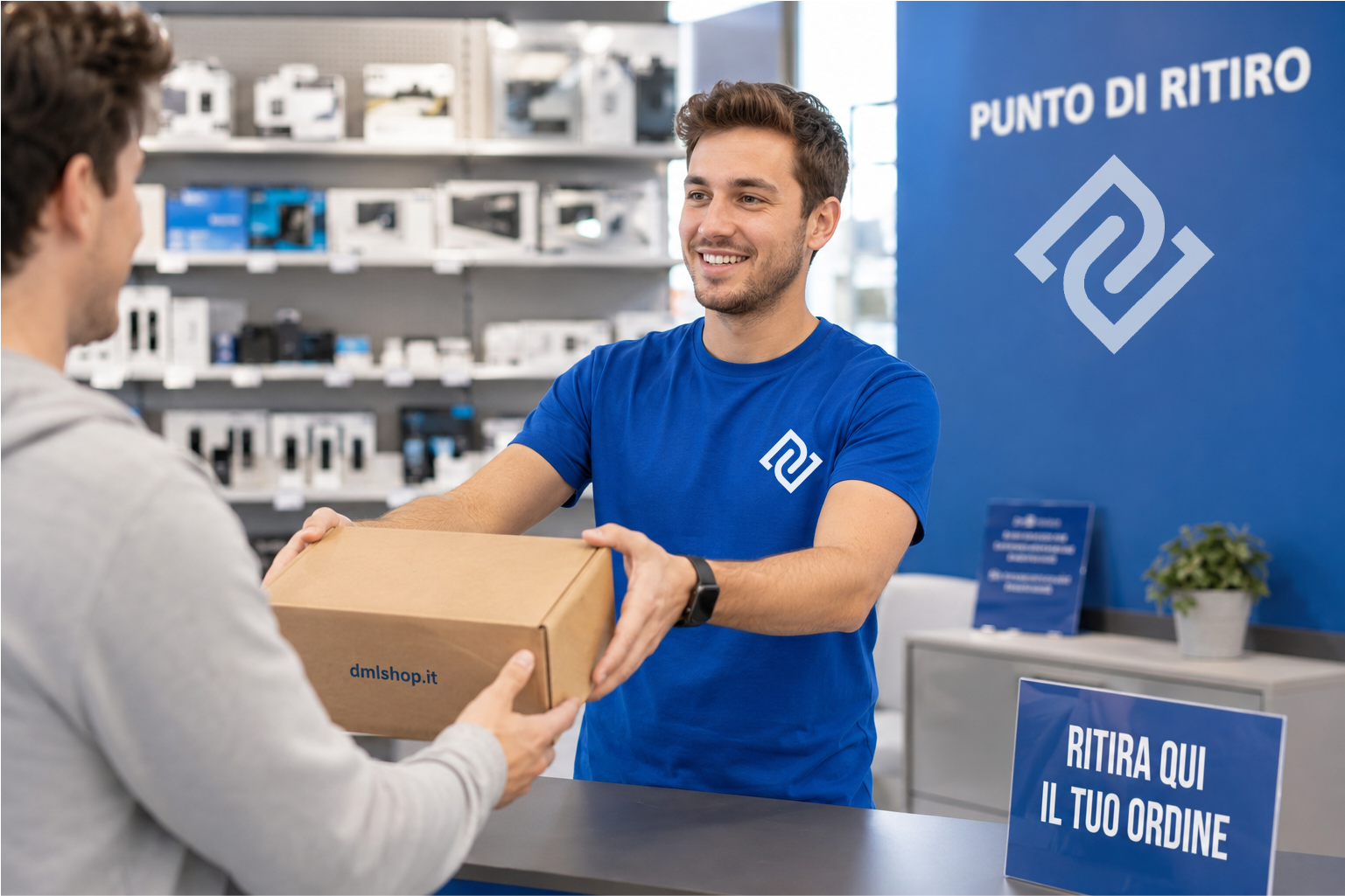 Un addetto DML Shop consegna il pacco al cliente presso il punto di ritiro